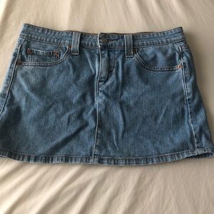 I am selling a jean skirt from Levi’s